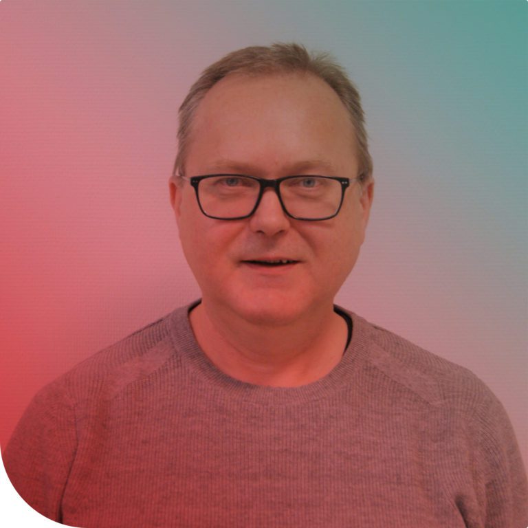 Idar Eidset foran blå bakgrunn