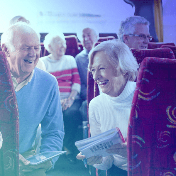 Passasjerer som ler sammen i seniorbuss