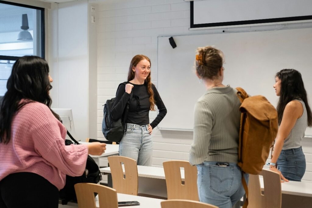Jenter i et klasserom